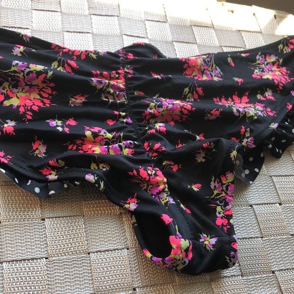 Victoria’s Secret ruffled and cheeky bikini - Picture 6 of 7